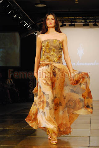 Vestido largo strapless bordado falda estampado floral